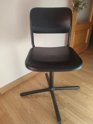 Silla giratoria Ikea y lámpara escritorio