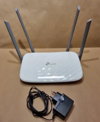 Router TP-Link bianco con 4 antenne