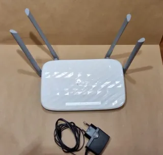 Router TP-Link bianco con 4 antenne