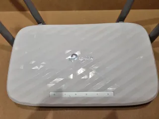 Router TP-Link bianco con 4 antenne