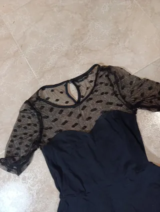 Vestido negro tul manga y escote