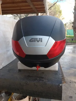 Soporte y Baúl Triumph Street Triple 675