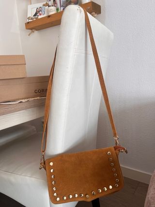 Bolso bandolera piel serraje tachuelas