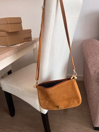 Bolso bandolera piel serraje tachuelas