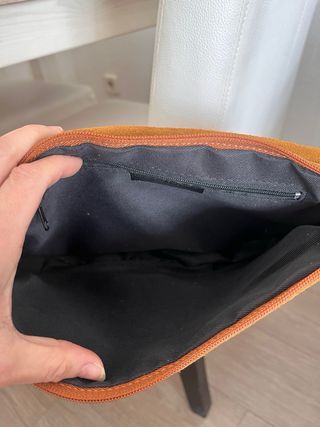 Bolso bandolera piel serraje tachuelas