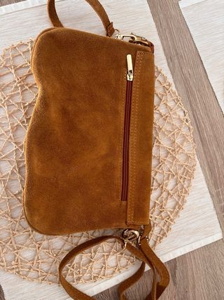 Bolso bandolera piel serraje tachuelas