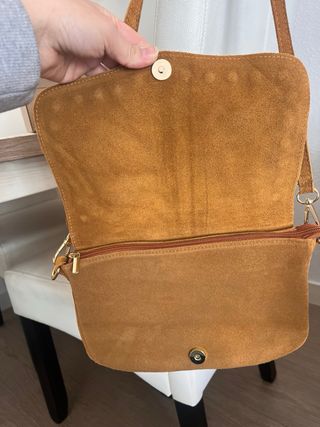 Bolso bandolera piel serraje tachuelas