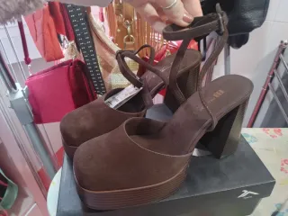 Zapatos de tacón de piel marrón