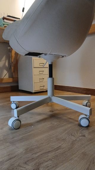 Soporte Silla de oficina giratoria gris y blanca