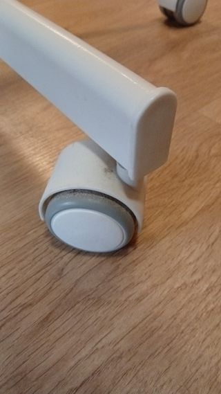 Soporte Silla de oficina giratoria gris y blanca