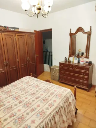 Habitación completa de madera oscura