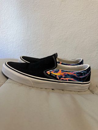 Zapatillas Vans Slip-On Negras con Diseño Flama