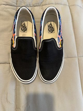 Zapatillas Vans Slip-On Negras con Diseño Flama