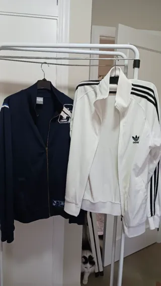 Chaqueta deportiva Adidas azul y blanca