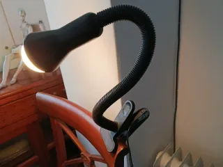 Flexo negro metálico con pinza y brazo flexible