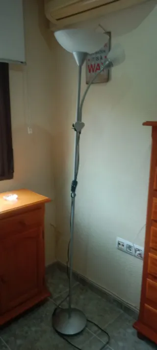 Lámpara de pie plateada con dos luces