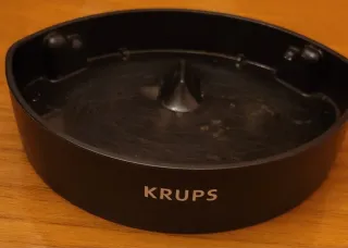 Cafetera Nescafé Dolce Gusto Negra y Soporte caps.