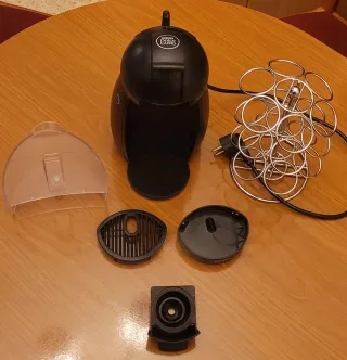 Cafetera Nescafé Dolce Gusto Negra y Soporte caps.