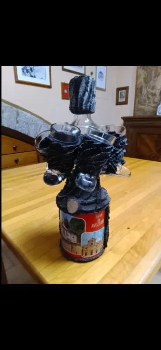 Bottiglia decorata con bicchieri