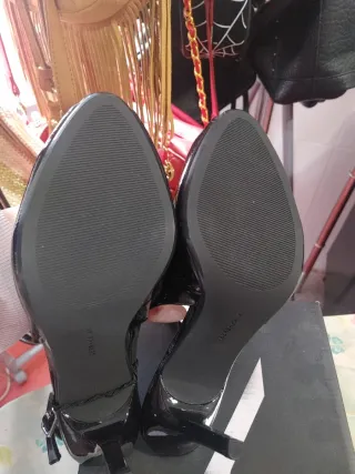 Zapatos de salón destalonados negros