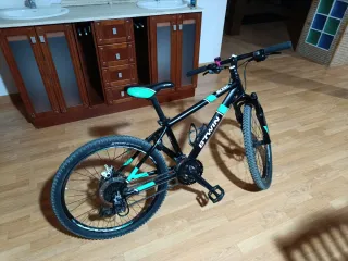 Bicicleta Btwin Negra y Verde 24 pulgadas