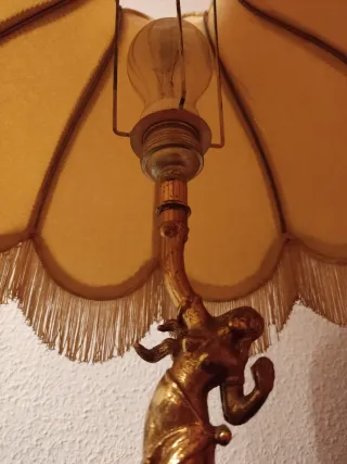 Lámpara de mesa antigua dorada