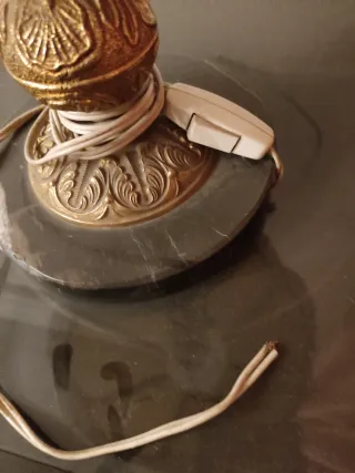 Lámpara de mesa antigua dorada