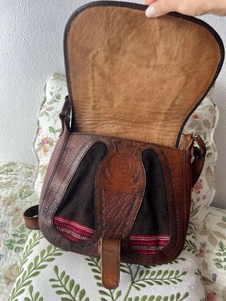 Bolso de piel bovino con detalles étnicos