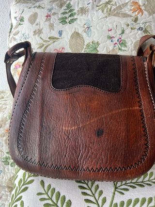 Bolso de piel bovino con detalles étnicos