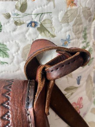 Bolso de piel bovino con detalles étnicos