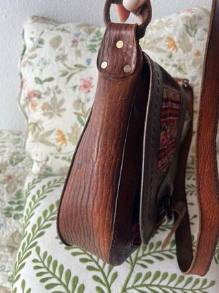 Bolso de piel bovino con detalles étnicos