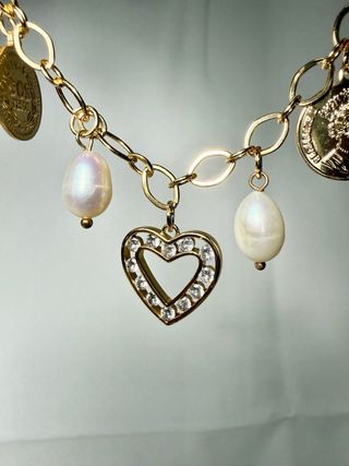 Collar dorado con corazón y perlas