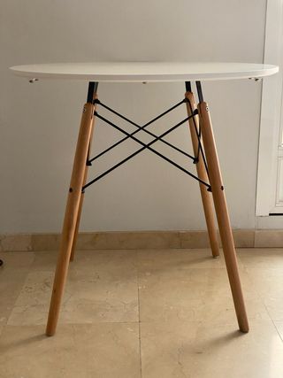 Mesa redonda estilo escandinavo.