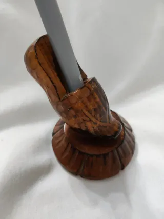 Reposabolígrafos de madera tallada