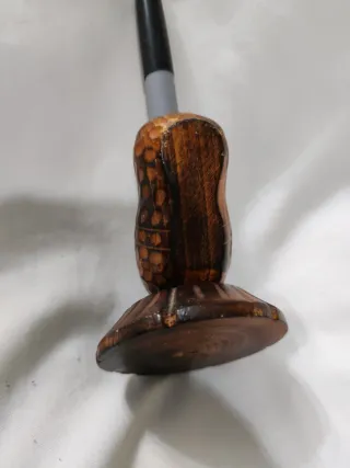 Reposabolígrafos de madera tallada