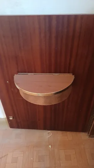 Máquina de coser Singer antigua con mueble