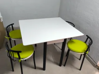 Mesa de cocina con 4 taburetes