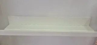 Estantería de madera blanca