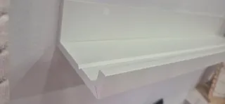 Estantería de madera blanca