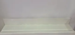 Estantería de madera blanca