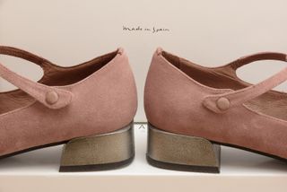 Zapatos ante rosa palo con tachuelas