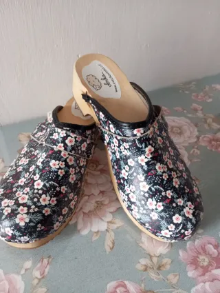 Zoccoli Oveckavlnka floreali neri e rosa