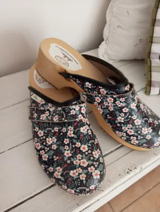 Zoccoli Oveckavlnka floreali neri e rosa