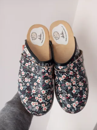 Zoccoli Oveckavlnka floreali neri e rosa