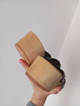 Zoccoli Oveckavlnka floreali neri e rosa