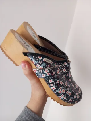 Zoccoli Oveckavlnka floreali neri e rosa