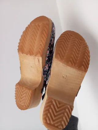 Zoccoli Oveckavlnka floreali neri e rosa