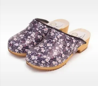 Zoccoli Oveckavlnka floreali neri e rosa