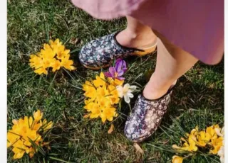 Zoccoli Oveckavlnka floreali neri e rosa