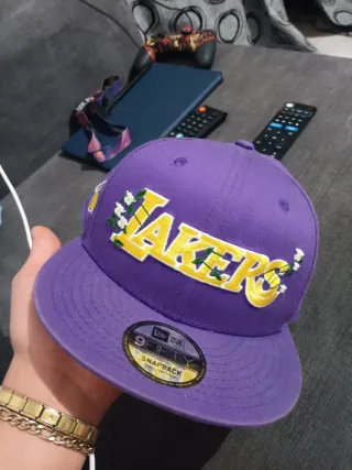 Gorra New Era Chicago Bulls y gorra morada lakers